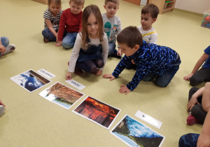 Dzieci oglądają ilustracje o żywiołach